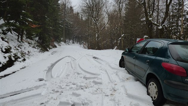 Silničáři uzavřeli pomocí závor kopec mezi Chvalčí na Trutnovsku a Adršpachem na Náchodsku na zimní období. Na snímku je přejezd nejvyššího bodu silnice, o padesát metrů níže se nachází uzamčená závora blíž k Adršpachu (10.3.2016).