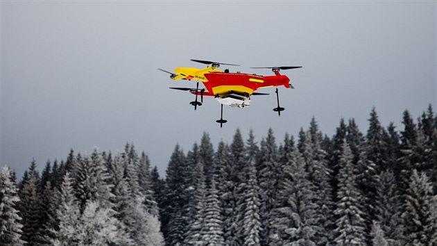Zchrani vyzkoueli dron. U Richtrovch bud se konal mezinrodn kurs zchran Horsk sluby v Krkonoch (16.3.2016).