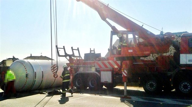 Cisterna s plynem se pevrtila a zablokovala silnici v Jaromi (17.3.2016).