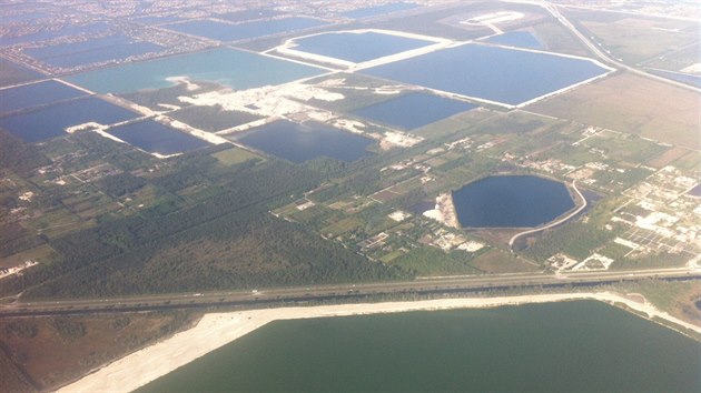 Dole Miami, vodni plochy protkane dalnicemi.