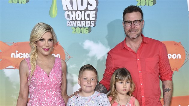 Tori Spellingová, její manžel Dean McDermott a jejich děti na Nickelodeon’s Kids’ Choice Awards (Inglewood, 12. března 2016)