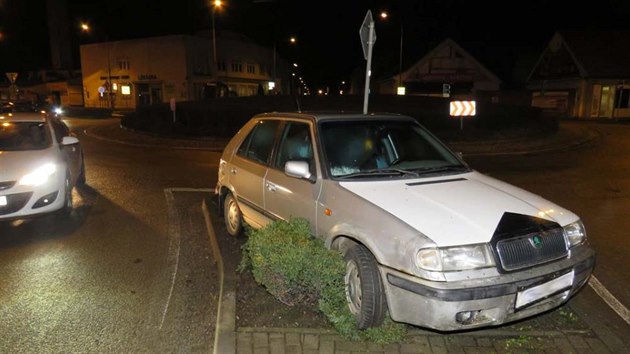 Osmaticetilet mu vypil dv lhve destiltu a nsledn usedl v Blansku za volant kody Felicia. Jeho jzda skonila u kruhovho objezdu.