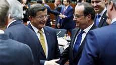 Turecký premiér Ahmet Davutoglu a francouzský prezident Francois Hollande na...