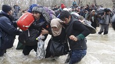 Stovky b�enc� z tábora v �eckém Idomeni se dostaly do Makedonie. Uzav�enou...