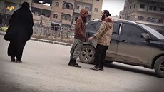 Kamerou ukrytou v nikábu zdokumentovaly dv syrské eny ivot v syrském mst...