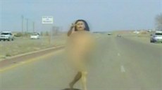 Opilá nahá ena pobíhala po dálnici v Novém Mexiku