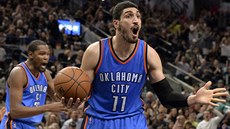 Velice udivený Enes Kanter z týmu Oklahoma City gestikuluje v utkání na...