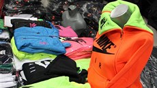 Karlovar�tí celníci zabavili na chebské tr�nici Dragoun pad�lky luxusního zbo�í...