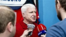 Hokejový trenér Marian Jelínek z Mladé Boleslavi odpovídá novinářům.