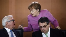 Nmecká kancléka Angela Merkelová,  vicekanclé Sigmar Gabriel (vpravo) a...