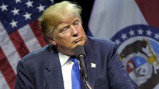 Donald Trump ml�í u �e�nického pultu v Kansas City. "Nikam nesp�cháme,� sna�il...