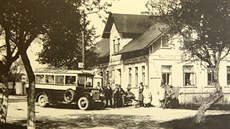 Autobus linky Mimoň - Olšina před hostincem Fechtner na přelomu 20. a 30. let...