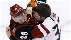 Obránce Arizony Jarred Tinordi (vlevo) nepro�el dopingovou kontrolou a...