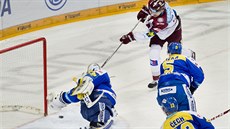 Petr Kumstát stílí první gól Sparty v letoním play-off.  Zlínský branká...