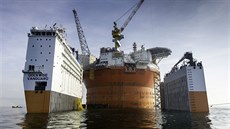 Nejsevern�ji polo�ená ropná plo�ina Goliat v arktické oblasti. T�bu spustila v...