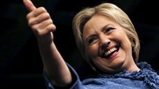 Hillary Clintonová ukazuje palec na znamení vít�zství na Florid� (15. b�ezen...