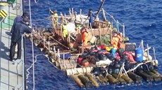 Posádka Kon-Tiki 2 chvíli ped záchranou chilskými námoníky (17. bezen 2016)