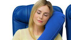 Pol�tá� Travelrest vzbudí v letadle nejprve pozornost p�i nafukování a...