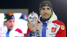 Martin Fourcade s malým kiálovým glóbem za celkové vítzství ve stíhace.