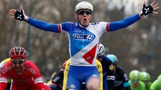 Francouzský cyklista Arnaud Démare slaví etapový triumf v závod� Pa�í�-Nice.