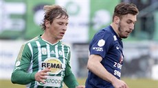 Michal Hubínek z Bohemians (vlevo) se snaí napadat rozehrávku Marka Havlíka ze...