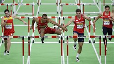 Adam Helcelet při disciplíně 60 metrů překážek po boku Ashtona Eatona,...