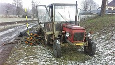 Mu� zem�el kv�li spadlému heveru b�hem vým�ny kola u p�ipojeného vozíku.