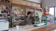 Dobová prodejna s prodava�kou Helenou Lochmanovou z Divadelního spolku Vicena...