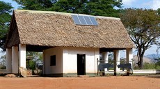 Solární panely na stee vchodu do keského národního parku Tsavo.