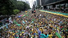 Demonstranti v Sao Paulu volali po impeachmentu prezidentky (13. bezna 2016).