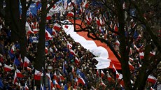 A padesát tisíc lidí vylo do ulic Varavy a vyzvalo polskou vládu k...