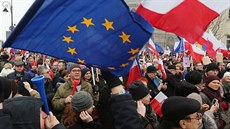 Desetitisíce Polák vylo do ulic Varavy na protest proti vlád. (12. bezna...