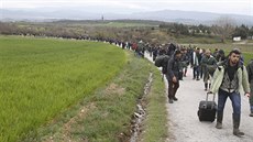 Uprchlíci procházejí pky podél ecko-makedonské hranice u Idomeni a hledají...