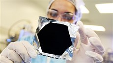 Vantablack (tedy vrstva patin orientovaných nanotrubiek) na hliníkové fólii.