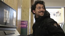 Jako jeden z prvních si zahrál na piano na árském nádraí tento mladík. Jen...