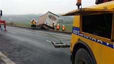 Na silnici 1/7 nedaleko obce Slaný se vyboural kamion peváející limonády...