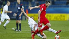 Miroslav Keresteš z Brna uniká, po míči se vrhá Veliče Šumulikoski ze Slovácka.