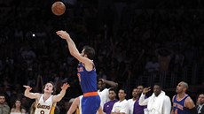 José Calderon z New York Knicks pálí z dálky na ko Los Angeles Lakers.