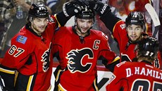 VEUML. Michael Frolík hraje v NHL u za tvrtý klub, v souasnosti za Calgary. Dokázal se adaptovat na hokejový vývoj svou vestranností, take je dleitým prvkem i v reprezentaní sestav. 