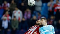 KDO VÝ?  Yannick Carrasco z Atlétika Madrid (vlevo) a Santiago Arias z PSV...