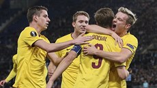 Sparťanští fotbalisté ukázali emoce - radují se z gólu, který dali na hřišti...