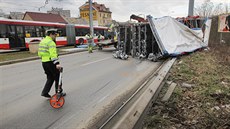 Nehoda nákladního auta zkomplikovala provoz na Karlovarské tíd ve smru do...