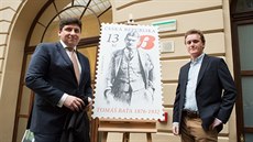 Slavnostní odhalení poštovní známky Tomáše Bati. Na snímku vpravo jeho pravnuk...