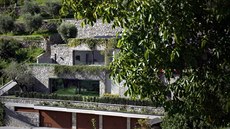 Jednotlivá podla�í budovy vy�e�il architekt jako t�i kamenné terasy vytvo�ené...