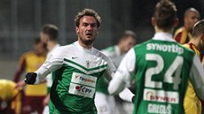 Jablonecký úto�ník Martin Dole�al vst�elil vyrovnávací branku na 1:1, vpravo...