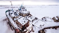 Zamrzlé staré lod v íním  pístavu v Chanty Mansijsku.