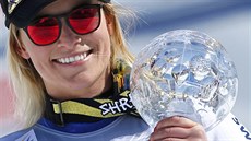 výcarská lyaka Lara Gutová s malým globem za celkový triumf v obím slalomu...