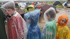 V uprchlickém táboe poblí vesnice Idomeni na ecko-makedonské hranici je...