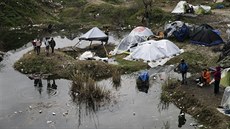 V Idomeni u nkolik dní prí, z tábora se stalo velké jezero se spoustou bahna...