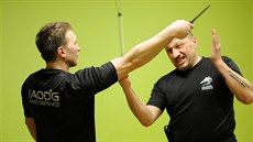 Jiří Kubalák (vpravo) ukazuje na jednom z tréninků, jak se účinně ubránit proti...